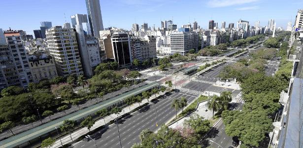 JUAN MABROMATA/AFP Vista aérea da avenida 9 de Julho, uma das principais de Buenos Aires, durante uma greve de transportes em abril de 2007