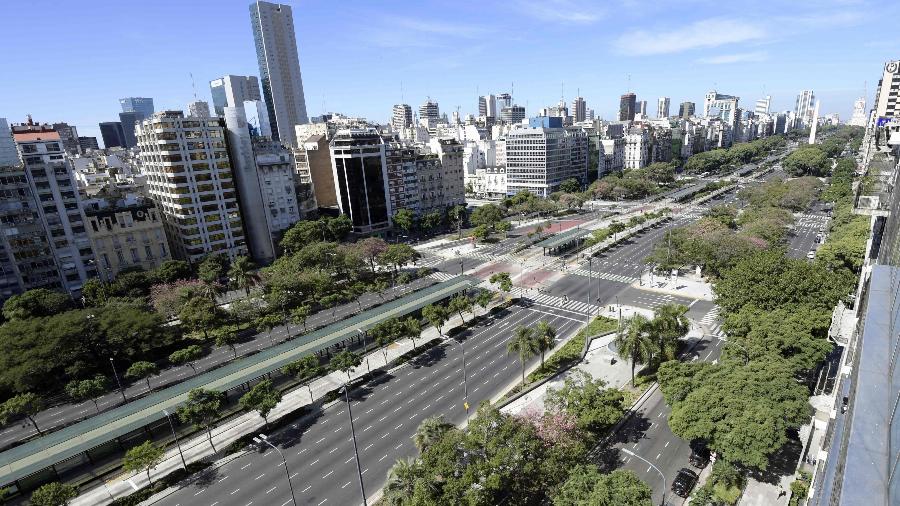 Vista aérea da avenida 9 de Julho, uma das principais de Buenos Aires, durante uma greve de transportes em abril de 2007 - JUAN MABROMATA/AFP