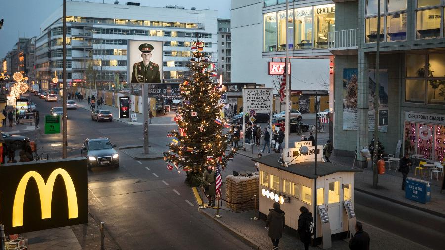 Checkpoint Charlie era um ponto de passagem entre Berlim Oriental e Ocidental durante a Guerra Fria - Gordon Welters/The New York Times