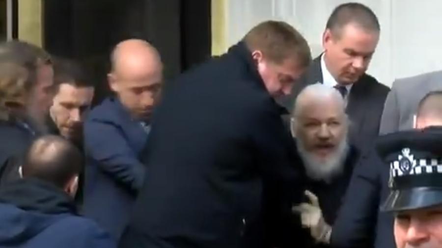 O fundador do Wikileaks, o australiano Julian Assange, 47, foi preso na embaixada do Equador em Londres, onde estava refugiado há sete anos - Reprodução/Ruptly