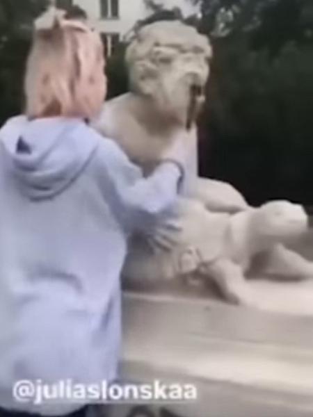 Julia Slonska quebra nariz de estátua, em Varsóvia, na Polônia - Reprodução de vídeo