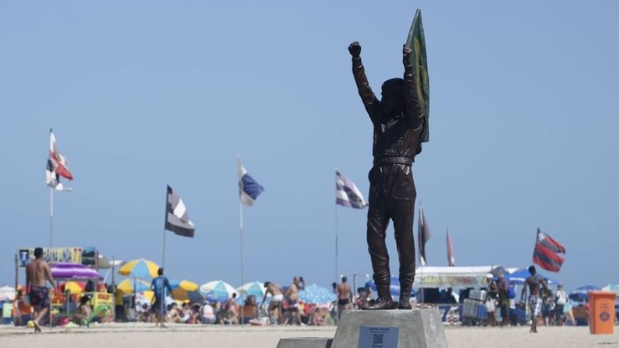 Estátua de Ayrton Senna instalada no calçadão de Copacabana - Fernando Frazão/Agência Brasil