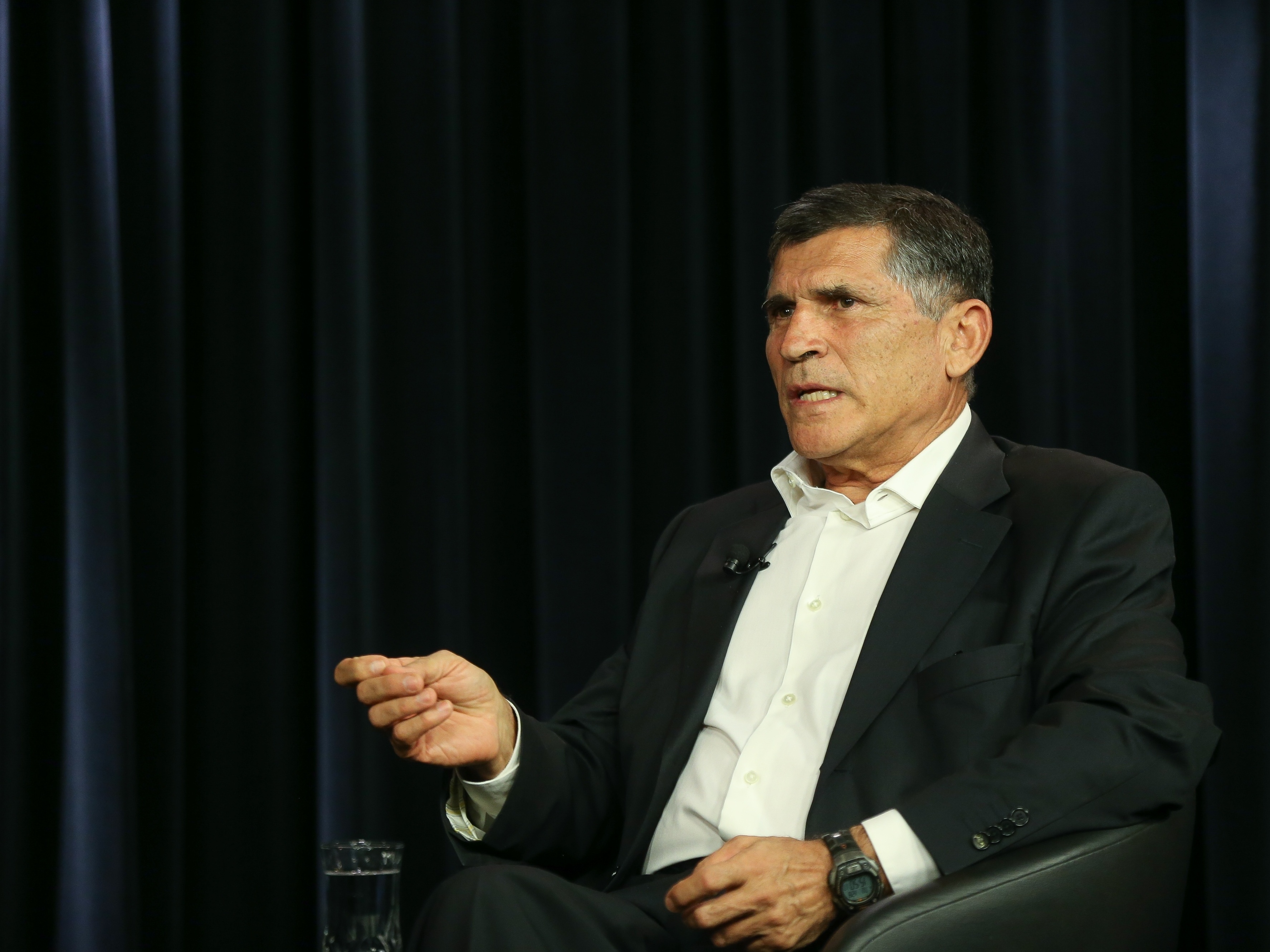 Exército não é partidário e não marcha com o governo, diz Santos Cruz