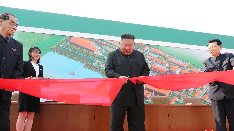 O líder norte-coreano Kim Jong-un participa da inauguração de uma fábrica de fertilizantes, juntamente com sua irmã mais nova Kim Yo-Jong, em uma região ao norte da capital, Pyongyang, nesta imagem divulgada pela Agência Central de Notícias da Coreia do Norte (KCNA) - KCNA via Reuters