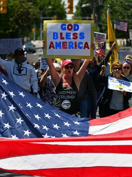 12.mai.2020 - Apoiadora do presidente Donald Trump protesta pelo fim da quarentena na Carolina do Norte, nos EUA - Peter Zay/Anadolu Agency via Getty Images