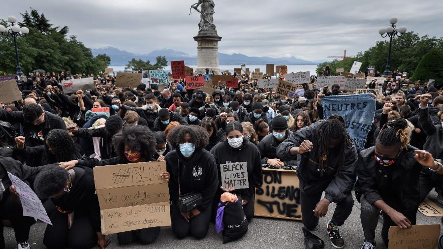 Em Lausanne, manifestantes se ajoelham em homenagem a George Floyd, asfixiado por um policial branco nos EUA - FABRICE COFFRINI/AFP