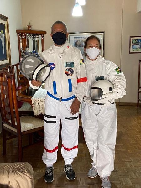 Tércio e Alícea Lima se vestem de astronautas para sair às ruas do Rio com mais segurança durante a pandemia da covid-19 - Arquivo pessoal