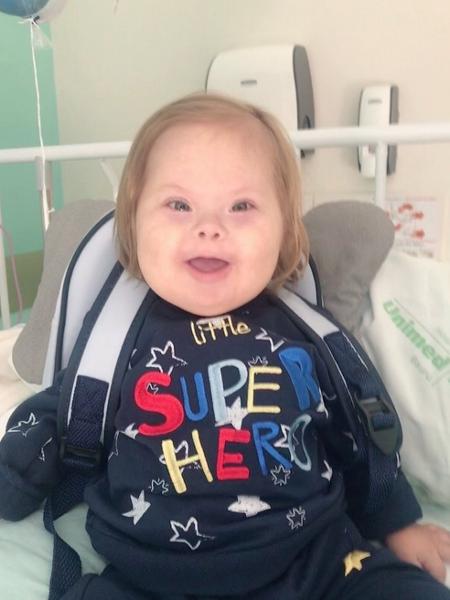 Menino de 3 anos com síndrome de Down volta para casa após vencer covid-19 - reprodução/Instagram