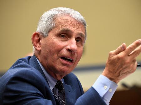 Fauci disse que as autoridades de saúde dos Estados Unidos estão revisando os dados para determinar quando reforços podem ser necessários - Reuters