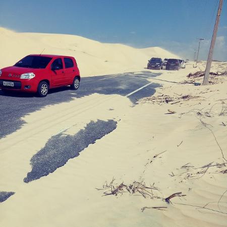 The sand from the dunes invaded a section of the road that leads to the beaches of Piauí - Battalion of Highway Police of the State of Piauí - Battalion of Highway Police of the State of Piauí