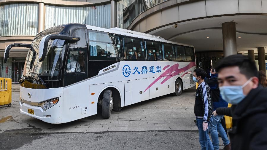  Membros do time da OMS que investiga a origem do coronavírus em Wuhan (China) deixam o hotel após concluírem o período de quarentena - Hector Retamal/AFP