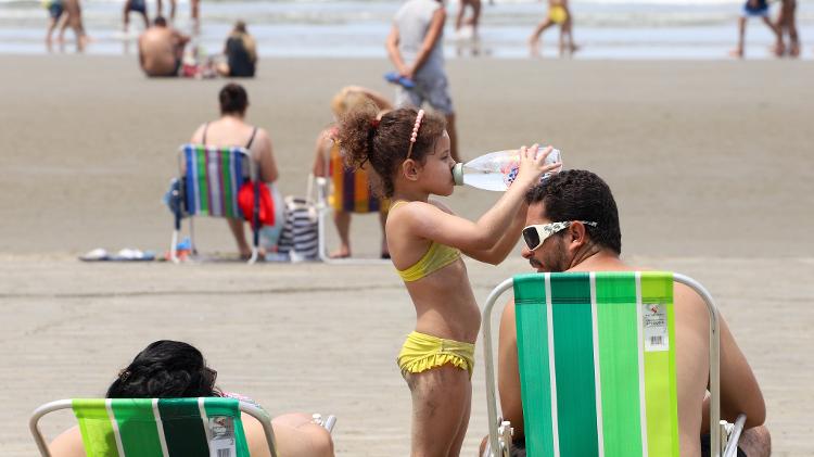 Bathers attended this Sunday (31) at Gonzaga Beach, in Santos (SP), despite the restrictions derived from the new coronavirus pandemic - Fernanda Luz / UOL - Fernanda Luz / UOL