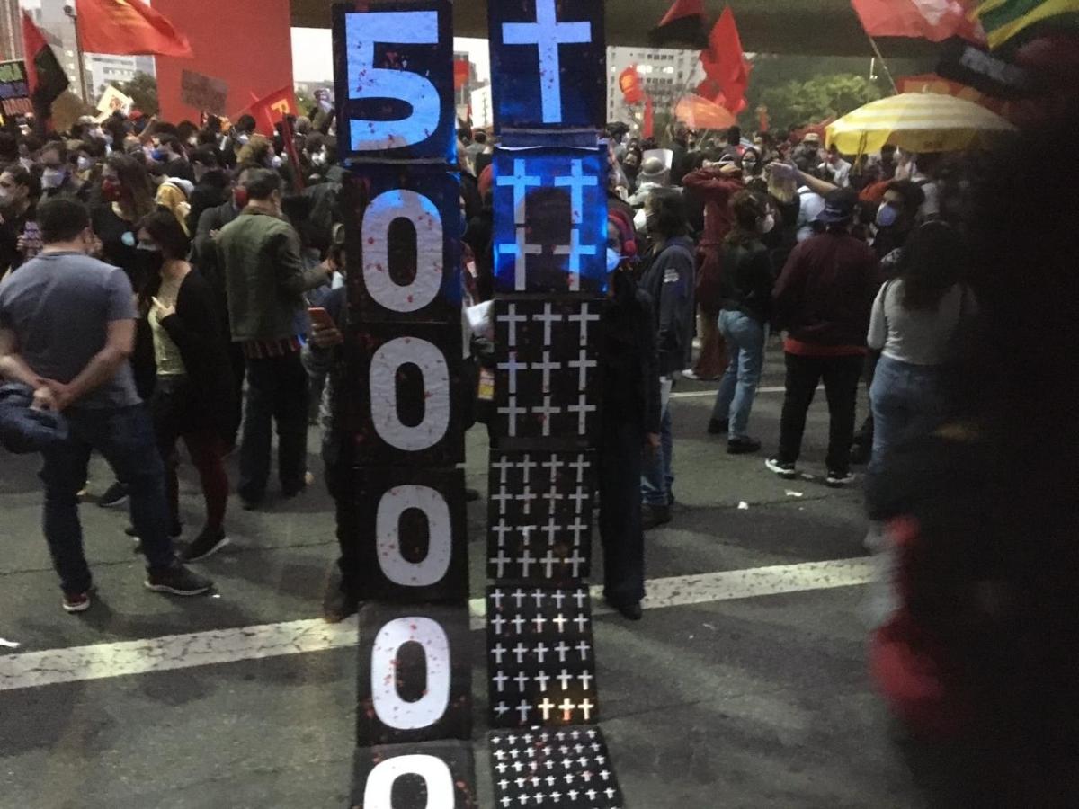 Manifestante na Paulista leva cartaz com número de mortos pela covid - Amanda Rossi/UOL