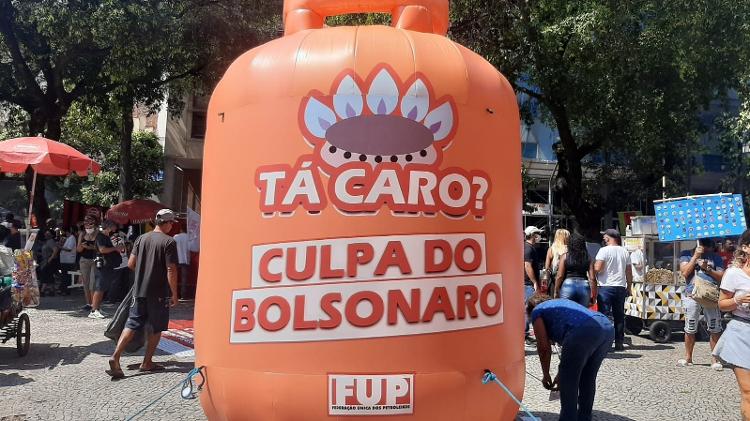 Botijão de gás inflável é usado em protesto contra Bolsonaro no Rio de Janeiro - Marcela Lemos/UOL - Marcela Lemos/UOL