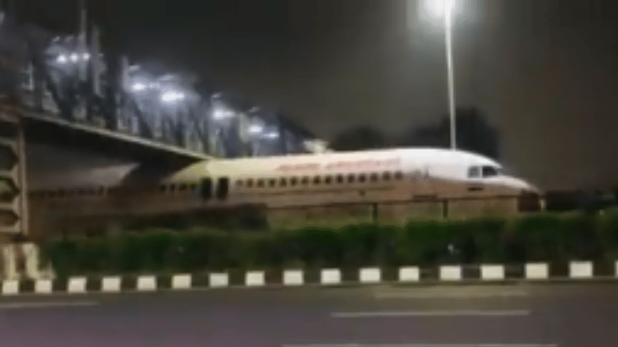 Avião está preso desde a madrugada de 2 de outubro, em Deli, na Índia - Reprodução/Twitter