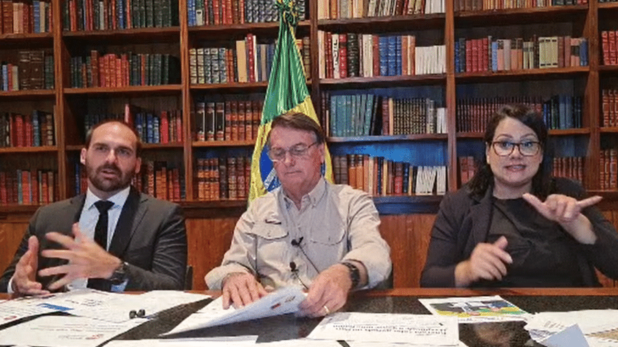 O deputado federal Eduardo Bolsonaro (PSL-SP) defendeu o veto do pai, o presidente Jair Bolsonaro (sem partido), ao projeto sobre absorventes - 19.nov.2021 - Reprodução/Facebook
