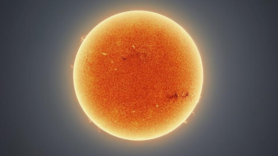 A imagem detalhada do sol obtida pelo fotógrafo Andrew Martel usando um telescópio modificado - Andrew McCarthy/Instagram