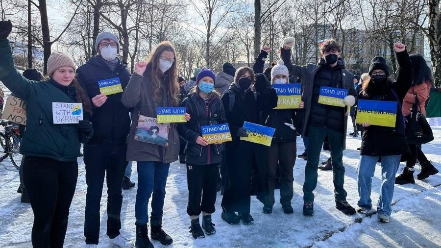 Greta Thunberg levou grupo de manifestantes para a porta da embaixada russa na Suécia - Reprodução/Instagram