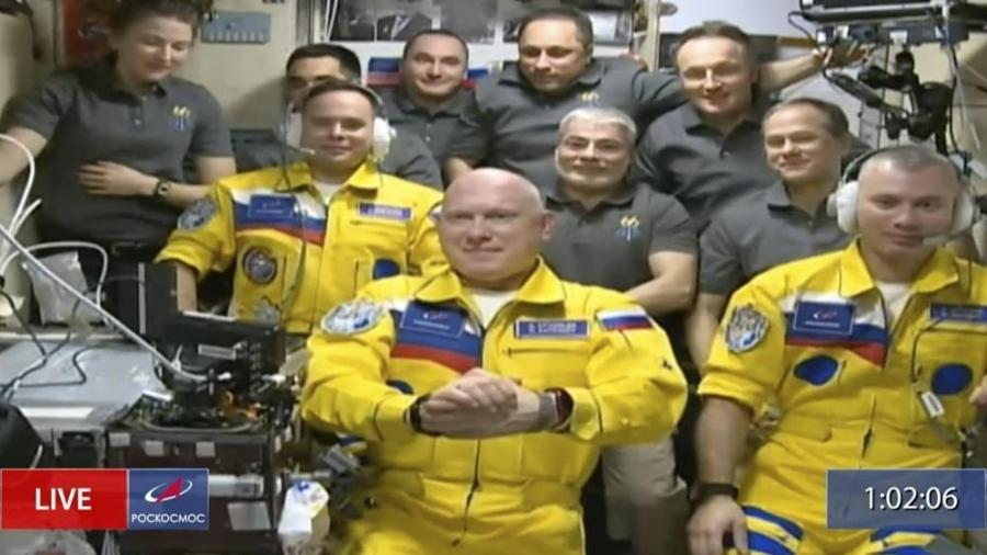 Os três cosmonautas chamados Oleg Artemyev, Denis Matveev e Sergey Korsakov passarão os próximos seis meses e meio a bordo da estação espacial. - Reprodução/AP