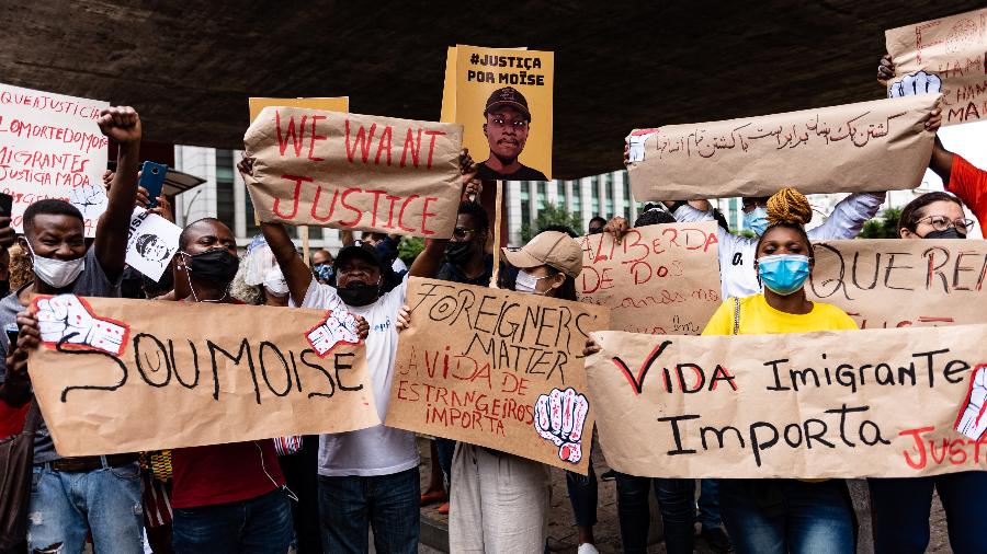 Manifestantes realizam ato por justiça pelo assassinato de Moïse, imigrante congolês brutalmente assassinado na Barra da Tijuca - ISABELLA FINHOLDT/FOTOARENA/FOTOARENA/ESTADÃO CONTEÚDO