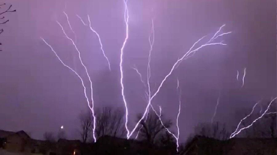 Manifestação de raios ascendentes em tempestade na cidade de Kansas City, nos Estados Unidos. - Reprodução/Twitter