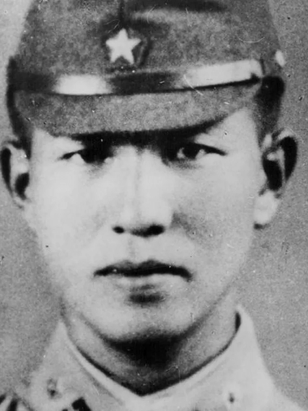 Nos últimos meses da Segunda Guerra Mundial, o tenente japonês Hiroo Onoda (foto tirada por volta de 1944), foi transferido para a ilha de Lubang, nas Filipinas
