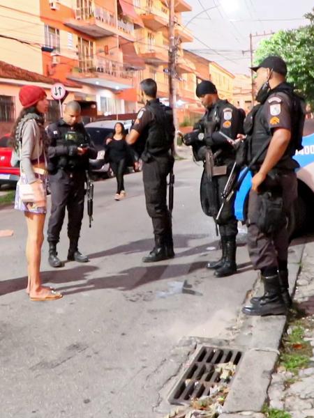 Policiais na Vila Cruzeiro, após operação que terminou com 22 mortos e sete feridos - JOSE LUCENA/THENEWS2/ESTADÃO CONTEÚDO