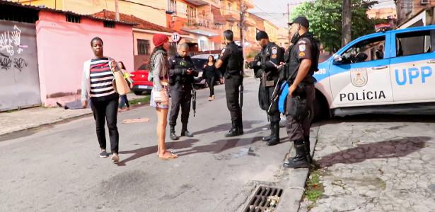 Policiais na Vila Cruzeiro, após operação que terminou com 22 mortos