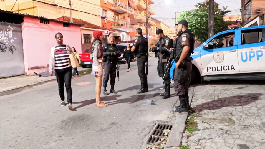 Policiais na Vila Cruzeiro, após operação que terminou com ao menos 21 mortos - JOSE LUCENA/THENEWS2/ESTADÃO CONTEÚDO