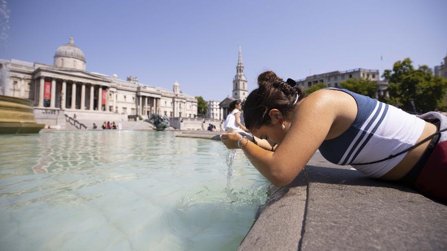 Britânicos tentam se refrescar durante forte onda de calor no Reino Unido - Rasid Necati Aslim/Anadolu Agency via Getty Images