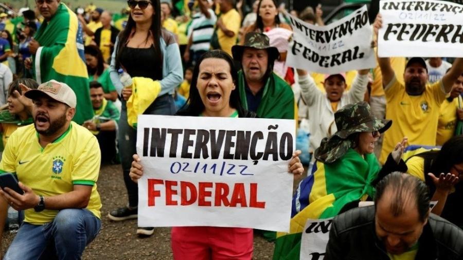 Protesto contra a eleição de Lula em Anápolis, Goiás, no feriado de 2 de novembro - UESLEI MARCELINO/REUTERS