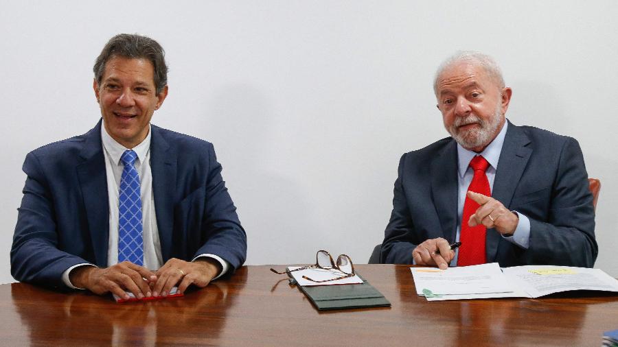 O ministro da Fazenda, Fernando Haddad, e o presidente Lula em evento no Palácio no Planalto - 12.jan.2023 -Sergio Lima / AFP
