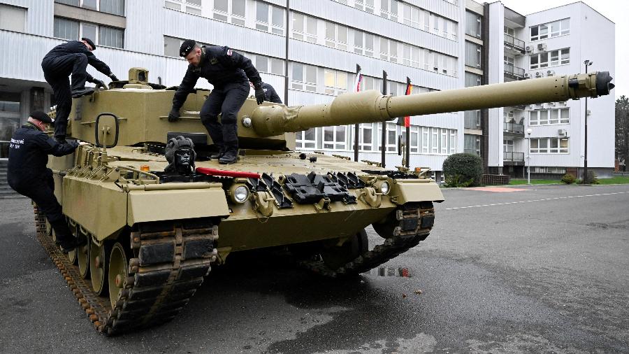 Foto de arquivo de entrega da Alemanha de tanques Leopard à Eslováquia, em dezembro passado - REUTERS/Radovan Stoklasa