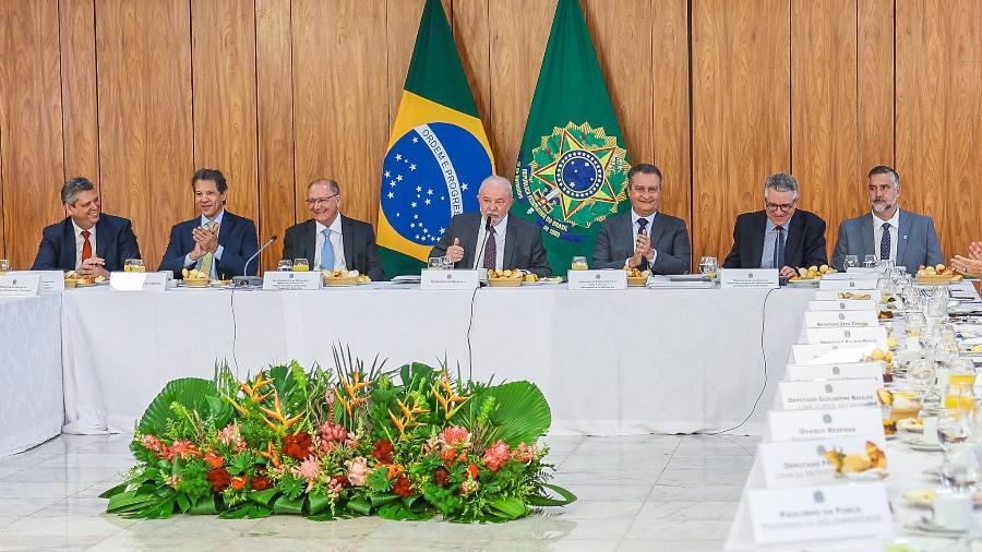 O presidente Lula, o vice-presidente Geraldo Alckmin e os ministros Márcio Macêdo, Fernando Haddad, Rui Costa, Alexandre Padilha e Paulo Pimenta em reunião no Palácio do Planalto