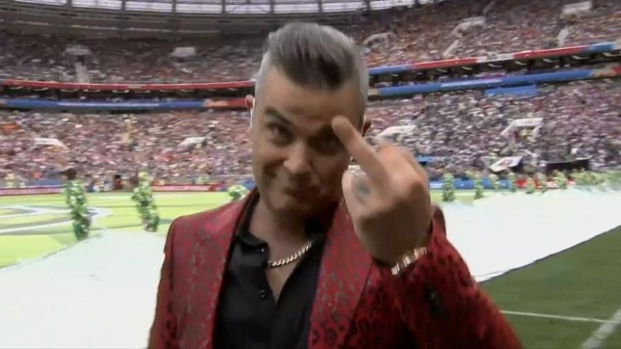 Mostrar o dedo médio, como fez o cantor Robbie Williams na abertura da Copa da Rússia, não é "crime", diz juiz canadense - 14.jun.2018 - Reprodução