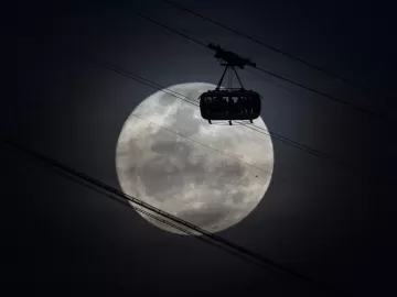 Superlua mais brilhante do ano pode ser vista hoje: como tirar boas fotos?