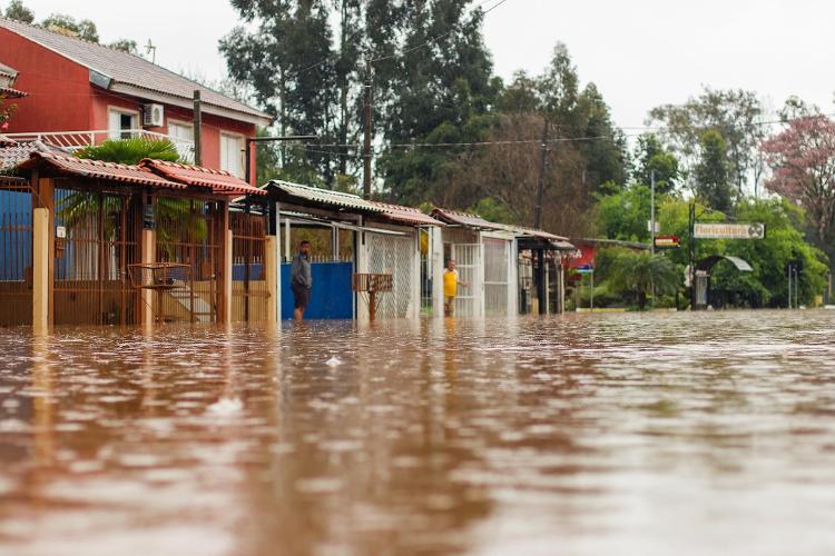 Chuvas fortes causam mortes, estragos, enchente e deixa centenas de pessoas desabrigadas. Na foto, o Rio Passo Fundo