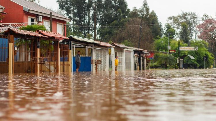 Rio Passo Fundo (RS) subiu deixando diversas casas embaixo d'agua