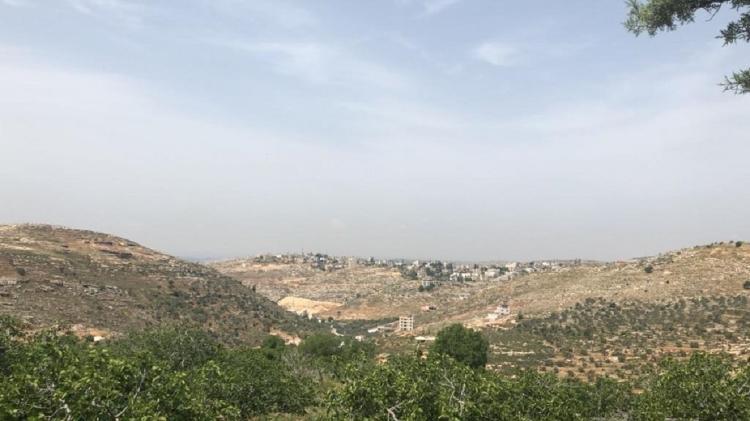 Vista do quintal da casa em que vivem familiares de Maynara Nafe, na Cisjordânia