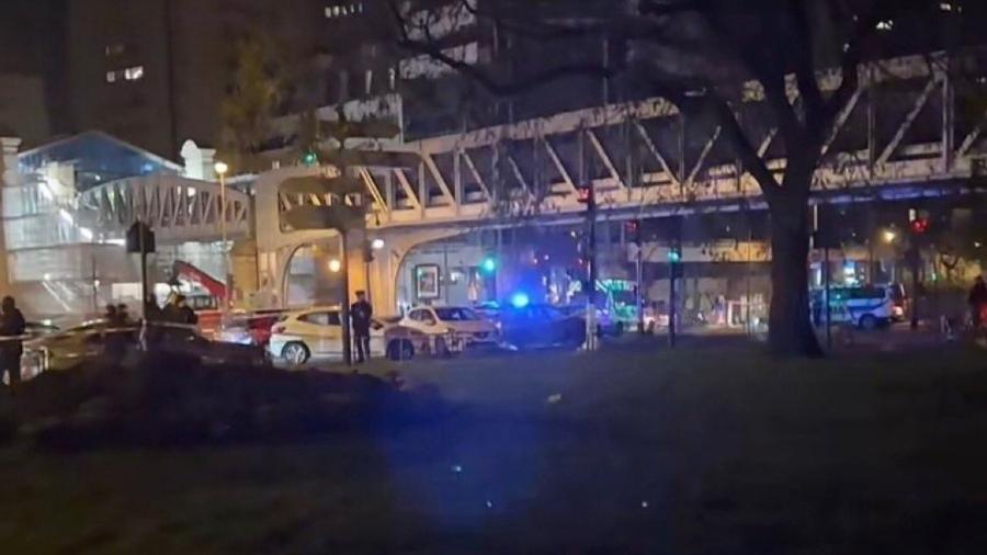 Um agressor matou uma pessoa a facadas e feriu outra na noite deste sábado (2) no 15º distrito de Paris - Reprodução/Twitter