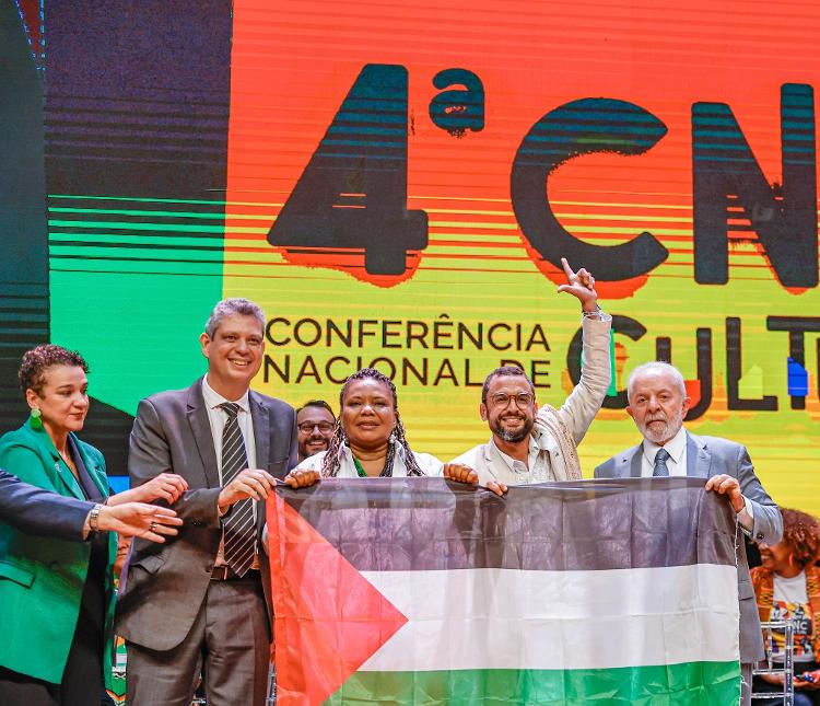 O presidente Lula (PT) posa com a bandeira da Palestina durante a abertura da 4ª conferência nacional de Cultura, em Brasília
