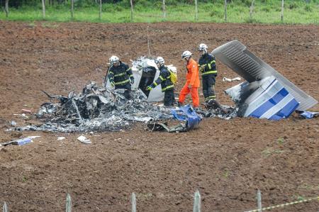  Testemunhas informaram que a aeronave perdeu altitude, se chocou com o sole e pegou fogo em seguida.