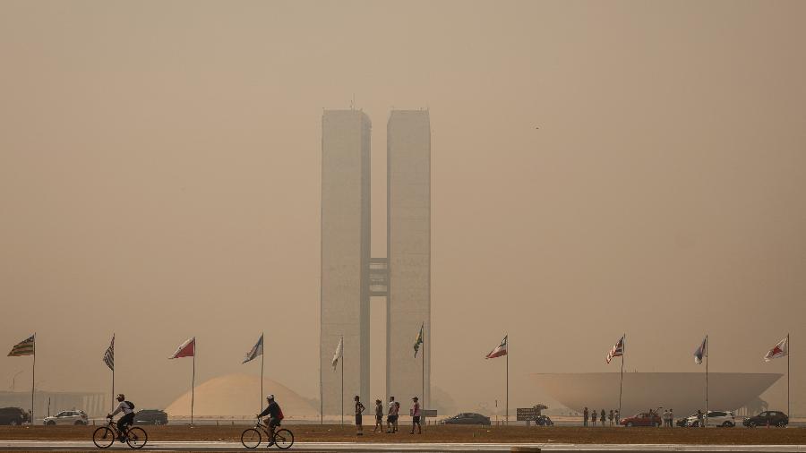 Fumaça tomou conta do céu da capital Brasília. Incêndios em diversas partes do país fazem com que fuligem se espalhe e prejudique a qualidade do ar