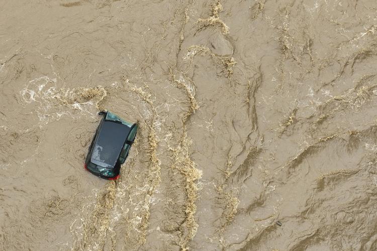 Carro submerso em água em uma rua inundada em Glucholazy, sul da Polônia, em 15 de setembro de 2024