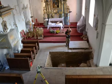 Túmulo com restos mortais de 'vampiro' é encontrado em igreja na Polônia