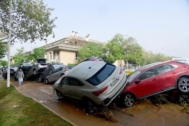 Carros empilhados em meio ao temporal 