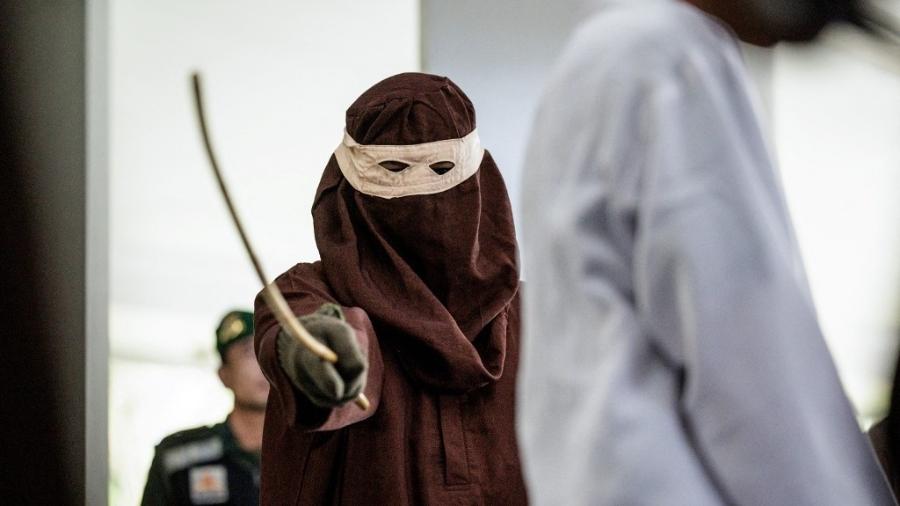 27.fev.2025 - Homem é açoitado em público após condenação por ter relações sexuais com outro homem 27.fev.2025 - Homem é açoitado em público após condenação por ter relações sexuais com outro homem