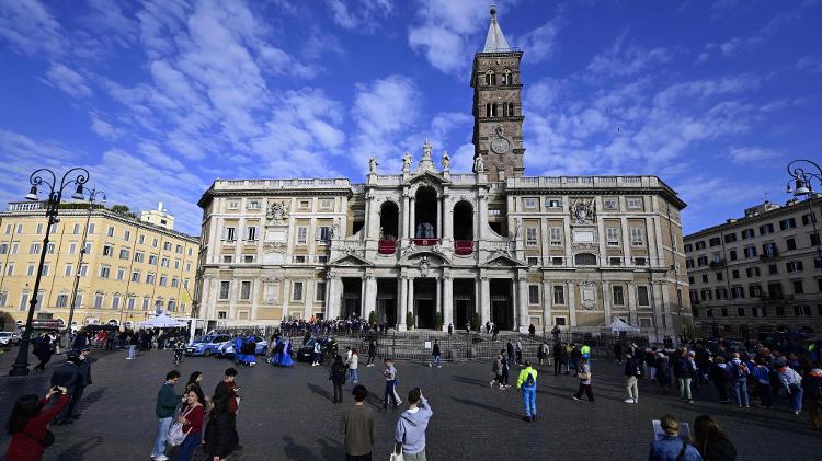 Pessoas em frente à Basílica de Santa Maria Maggiore, onde está o túmulo do papa Francisco Pessoas em frente à Basílica de Santa Maria Maggiore, onde está o túmulo do papa Francisco