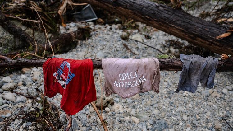 Roupas de crianças penduradas no galho de uma árvore na margem do rio Guadalupe, perto do Acampamento Mystic, no Texas Roupas de crianças penduradas no galho de uma árvore na margem do rio Guadalupe, perto do Acampamento Mystic, no Texas