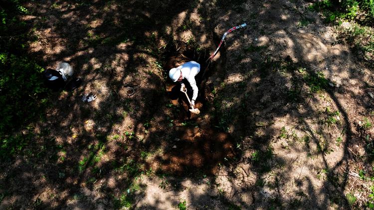 Rebun Kayo cava um buraco em um local onde procura os restos mortais das vítimas da bomba atômica Rebun Kayo cava um buraco em um local onde procura os restos mortais das vítimas da bomba atômica